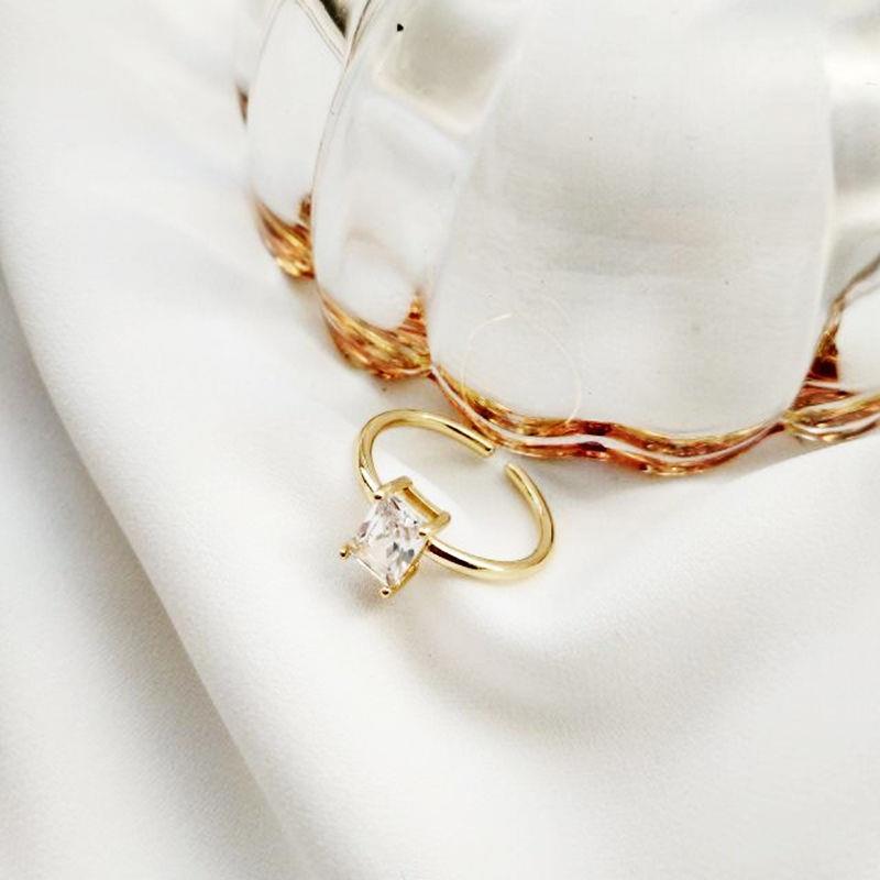 Offener Ring mit quadratischem, weißem Kristall, verstellbar, schlicht und elegant, Geschenk für eine Freundin_voghion.com