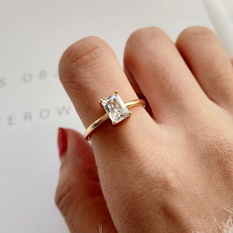 Offener Ring mit quadratischem, weißem Kristall, verstellbar, schlicht und elegant, Geschenk für eine Freundin_voghion.com