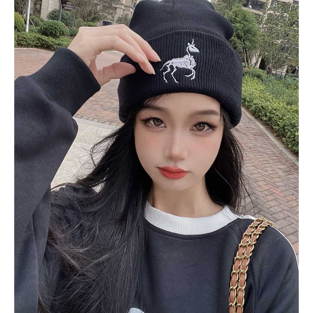 Trendiger Strickpullover mit Schafsknochenstickerei für Damen und Herren – wärmend und ideal für kalte Herbst- und Wintertage._voghion.com