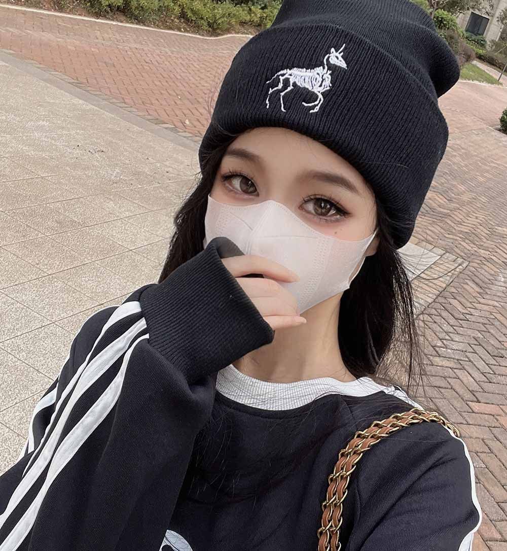 Trendiger Strickpullover mit Schafsknochenstickerei für Damen und Herren – wärmend und ideal für kalte Herbst- und Wintertage._voghion.com