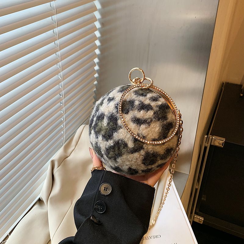 High-end Niche Design Plush Leopard Print , Fashionable Diamond-embellished Ring Hand, Textured Chain Small Round_voghion.com