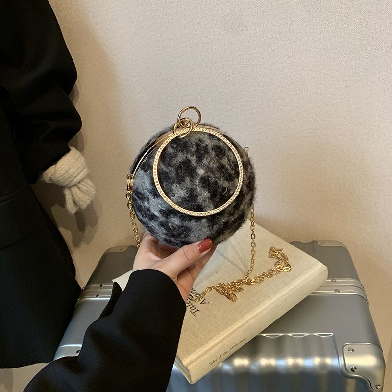High-end Niche Design Plush Leopard Print , Fashionable Diamond-embellished Ring Hand, Textured Chain Small Round_voghion.com