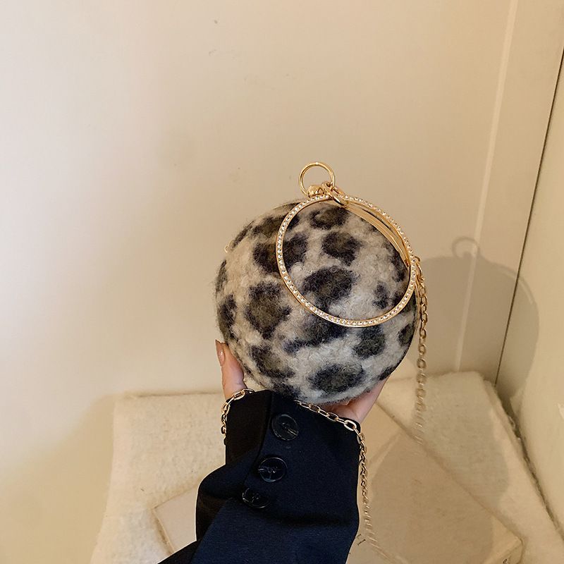 High-end Niche Design Plush Leopard Print , Fashionable Diamond-embellished Ring Hand, Textured Chain Small Round_voghion.com