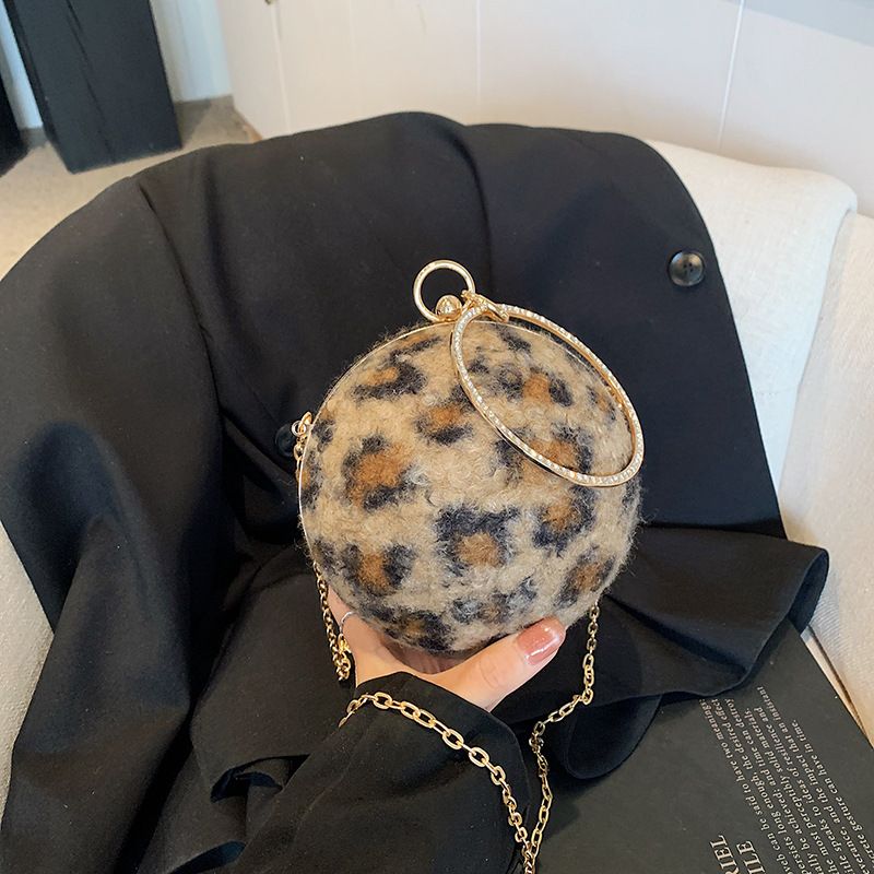 High-end Niche Design Plush Leopard Print , Fashionable Diamond-embellished Ring Hand, Textured Chain Small Round_voghion.com