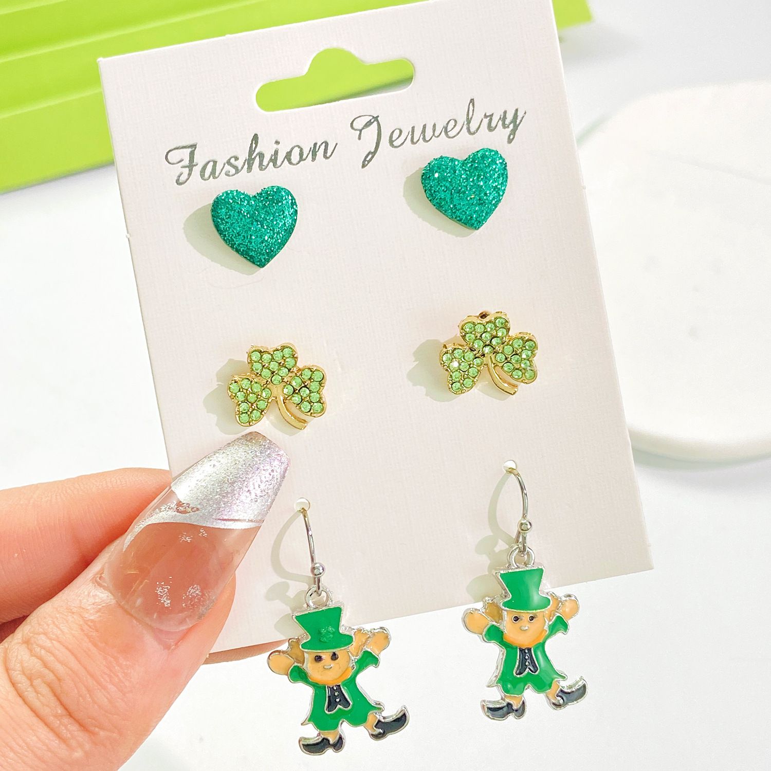 Nouvelle parure de trois boucles d'oreilles décoratives en alliage effet goutte d'huile, inspirée d'un chapeau irlandais en forme de trèfle pour la Saint-Patrick._voghion.com