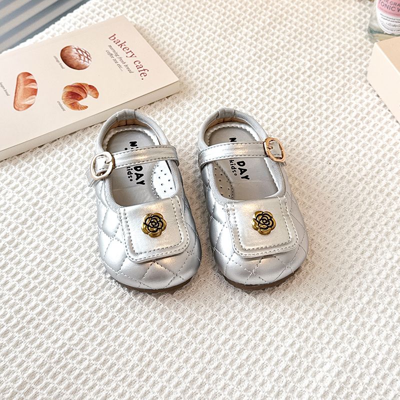 Girls' 2025 Summer New Style Diamond Pattern Leather Camellia Princess Slippers For Little Girls Flat Half-Slippers_voghion.com