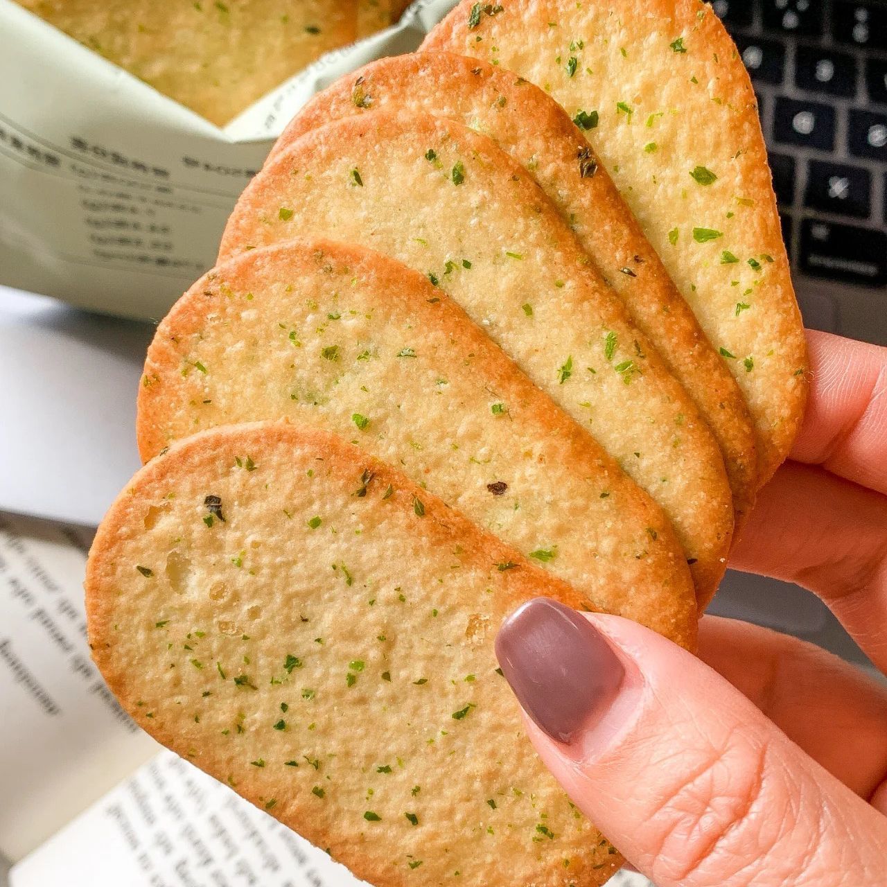 咸味海苔薄脆饼干超薄独立网红休闲解馋小吃追剧食品整箱批发零食