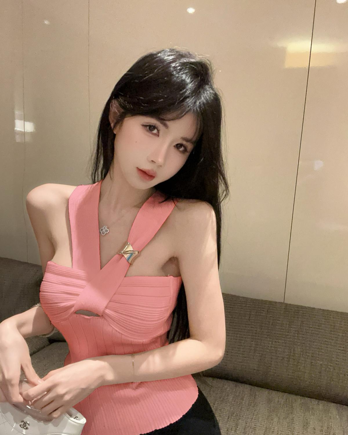 Sweet Alluring Pink Knit Tank Top With Straps And Halter Neck Girls, Suitable For Summer Outerwear Or As A Base Layer_ecoleips.com