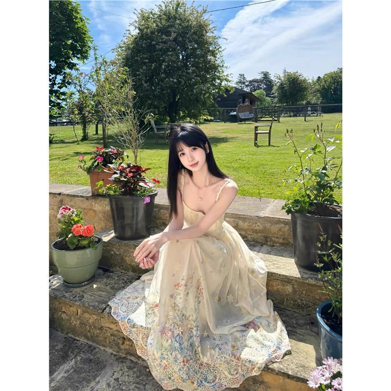 秘镜花园重工刺绣吊带连衣裙女夏季海边度假风收腰显瘦绝美长裙子